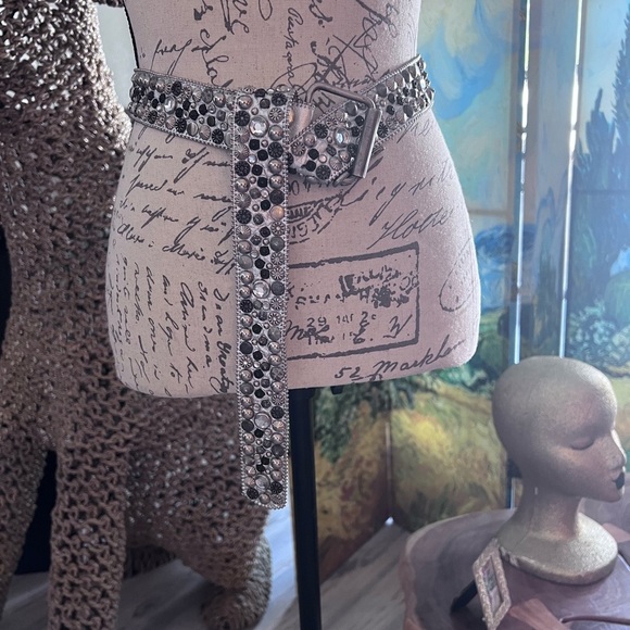 Long, seashell, jeweled, silver belt. - Picture 4 of 10